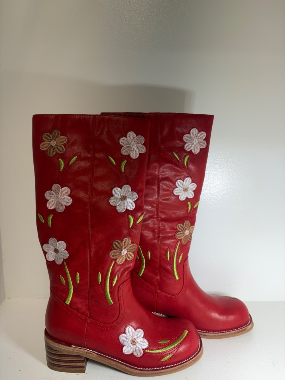 Women’s Cowgirl Boots Red w/ Embroidered Flowers Size 8 NEW w/ Tags - Picture 3 of 5